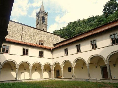 800px-Pontremoli-chiesa_Annunziata-chiostro.jpg